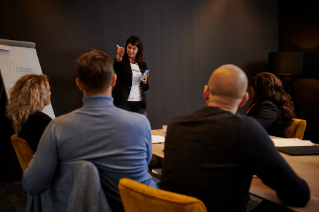 Ik help zorgorganisaties interne trots en werkplezier te vertalen naar externe aantrekkingskracht via zorgambassadeurs. Mijn missie: het imago van werken in de zorg verbeteren.